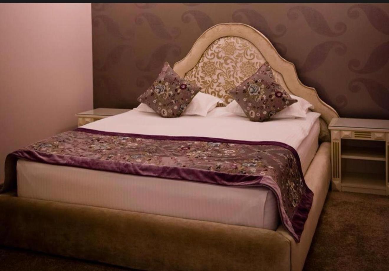 Hotel Goya Collection Тыргу-Жиу Экстерьер фото