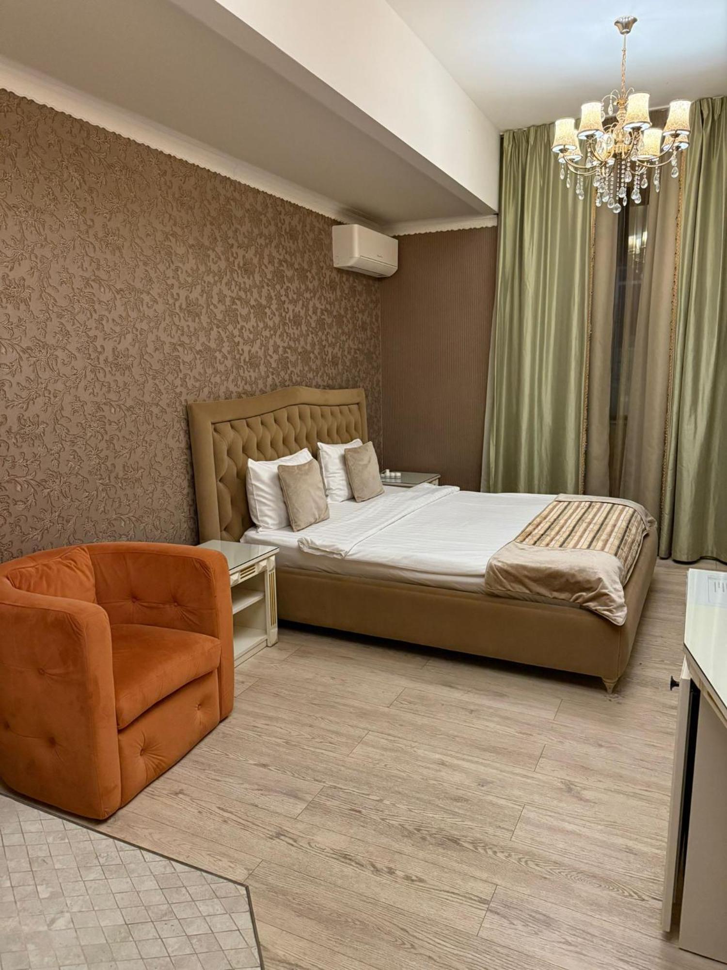 Hotel Goya Collection Тыргу-Жиу Экстерьер фото