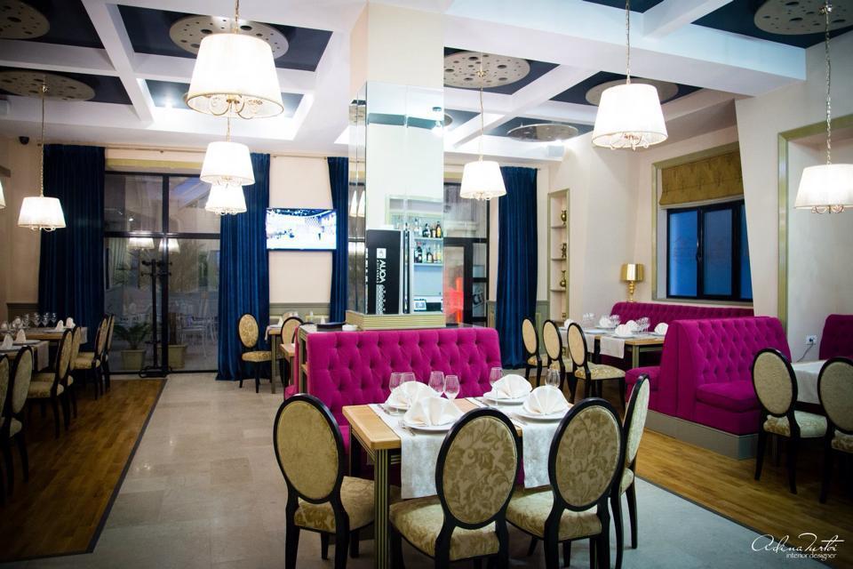 Hotel Goya Collection Тыргу-Жиу Экстерьер фото